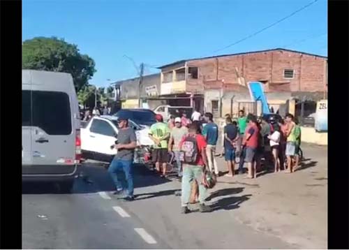 Dois homens ficam gravemente feridos em acidente envolvendo carros e moto na BR-316, em Satuba