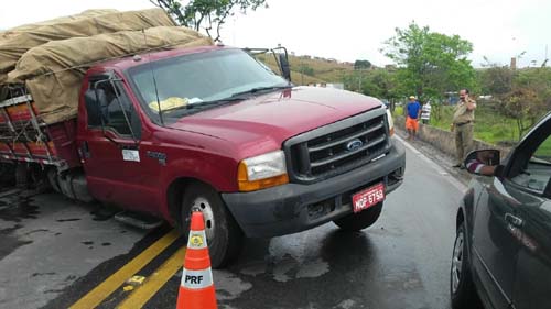 Acidente com caminhão deixa trânsito lento em Satuba