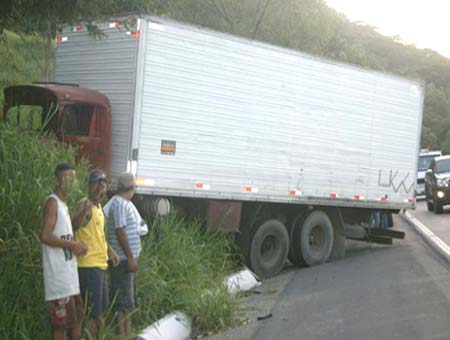 Acidente envolvendo caminhão e van em Satuba deixou sete feridos
