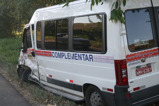 Caminhonete ‘sobra’ em curva e atinge van e carro na BR-101