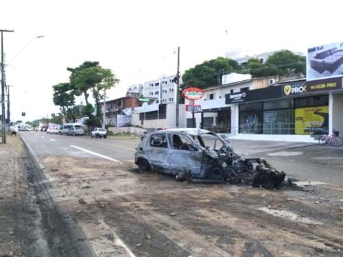 Veículo bate em caminhão do Município, pega fogo e motorista morre carbonizado