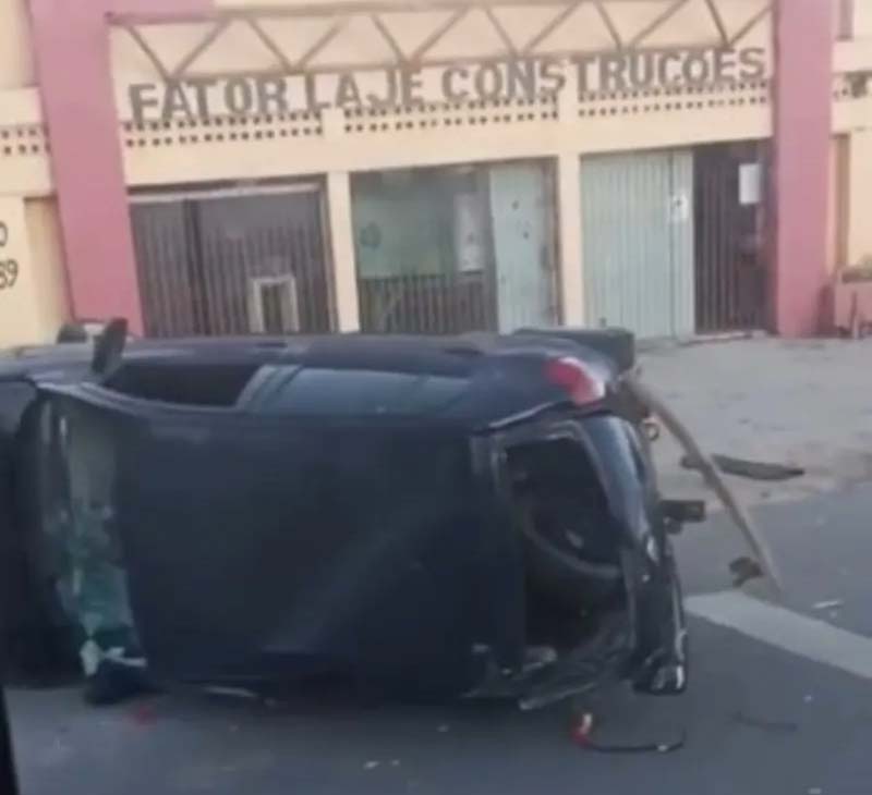 Jovens são lançados para fora de carro e perdem a vida após batida com poste na Pescaria