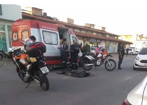 Skatista morre após pegar 'carona' na traseira de moto no bairro do Pinheiro, em Maceió