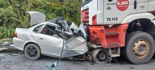 Família morre em acidente de carro na BR-101