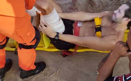 Pedro Vilela é socorrido após se acidentar na praia da Jatiúca