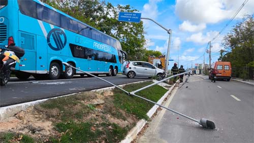 Quatro pessoas são vítimas de colisão entre carro e poste em Maceió