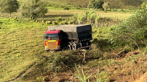 Carreta sai da pista na AL-110 e cai em ribanceira na cidade de Taquarana