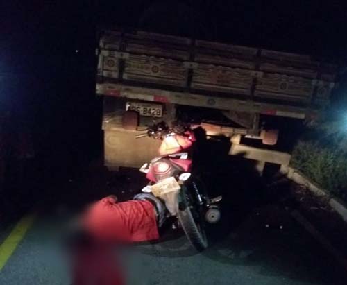 Motociclista morre após bater na traseira de caminhão em Taquarana