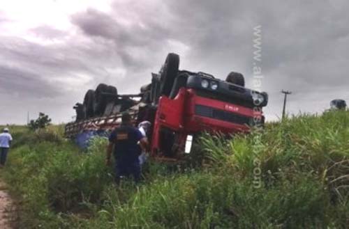 Caminhão capota e deixa condutor ferido na BR-101, em Teotônio Vilela
