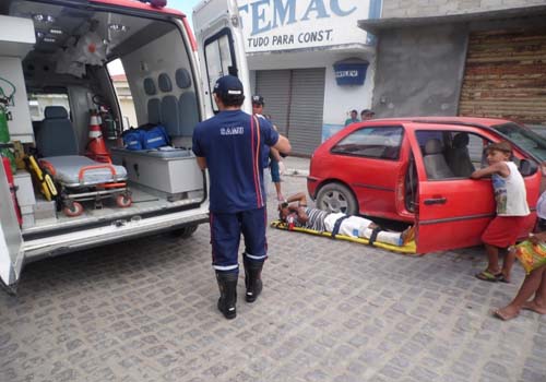Carreta capota em curva na AL-487 e ocupante é esmagado pelo veículo