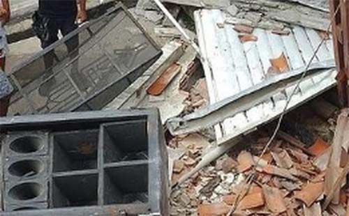 Trio elétrico não consegue passar em quebra-molas, perde freio e desce de ré destruindo muro de residência
