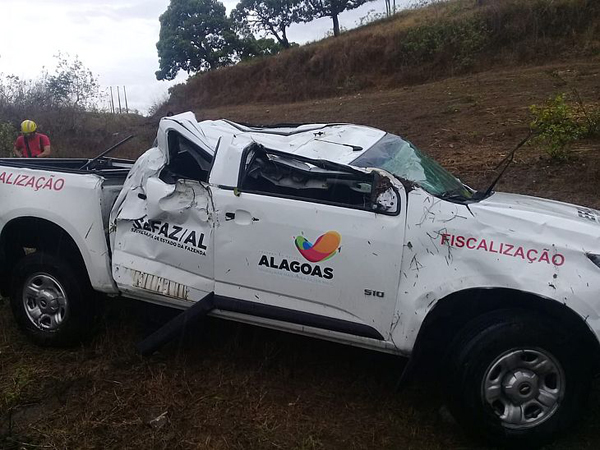 Carro da Sefaz capota em trecho da BR-104, em União dos Palmares