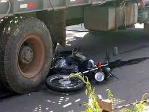 BR-104: homem morre a caminho do hospital após colisão entre motocicleta e caminhão