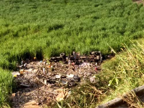 Caminhão com carga de Iogurte é saqueado após tombamento na BR 104 em União dos Palmares