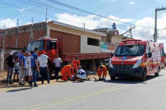 Motoqueiro é socorrido após colidir com caminhão estacionado em União