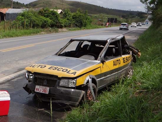 Veículo de Auto Escola capota na Br-104 deixando quatro feridos