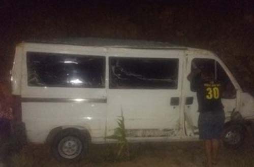 Van capota na AL-220 e deixa motorista e passageiro feridos