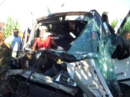 Acidente entre van e ônibus deixa sete feridos no trevo do Gunga