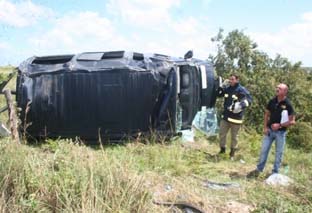 Superlotada, van que faz linha Arapiraca-Penedo capota na rodovia AL 110