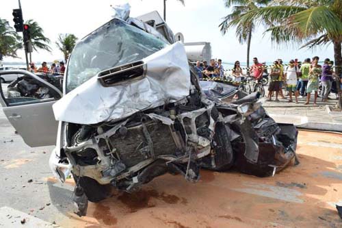 Acidente envolvendo seis veículos deixa uma pessoa morta e quatro feridas