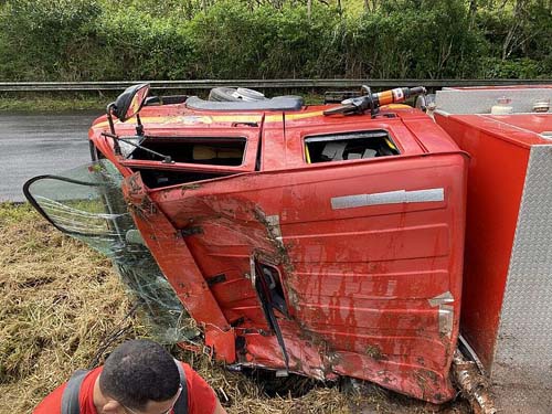 Viatura do Corpo de Bombeiros de Alagoas tomba na BR-101, em Joaquim Gomes