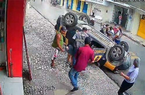 Gol quadrado dribla fiscalização e viatura do DMTT capota no Centro de Maceió