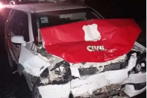 Policial civil perde controle de viatura e colide com carro