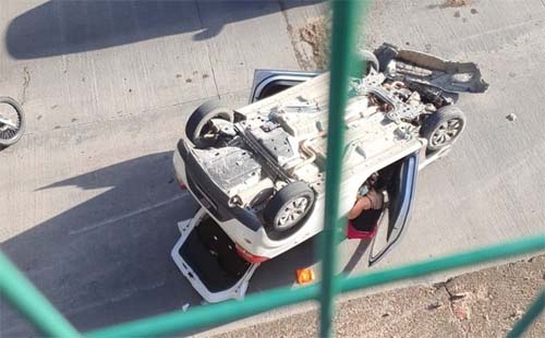 Veículo com quatro pessoas capota na saída de túnel no viaduto da PRF