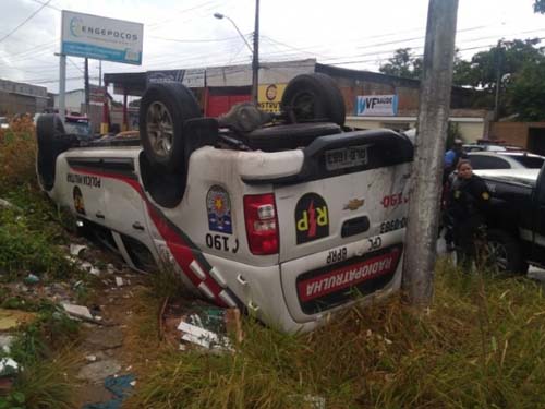 Viatura da RP capota ao deslizar em pista molhada na Avenida Menino Marcelo