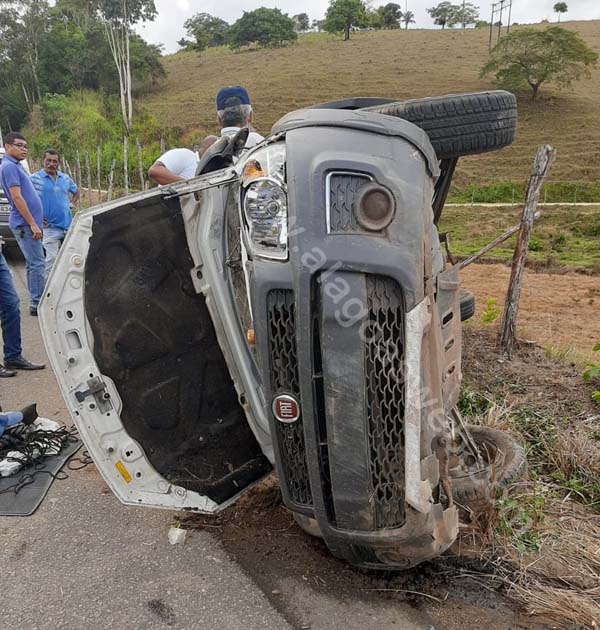 Motorista capota após perder o controle do carro na AL 210