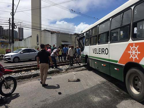Acidente entre ônibus e VLT interrompe trânsito em parte da Avenida Buarque de Macedo