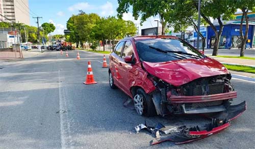 Colisão entre veículos deixa um ferido e provoca congestionamento na Fernandes Lima, em Maceió