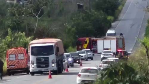 Condutora de Ambulância Sofre Ferimentos Após Perder Controle e Capotar em BR 104