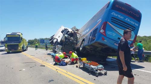 Colisão fatal na BR-116 em Pelotas causa perda de 11 vidas e interrompe o tráfego