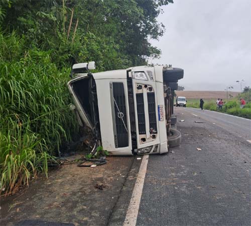 Carreta carregada de laticínios tomba na BR-101 entre Flexeiras e Joaquim Gomes