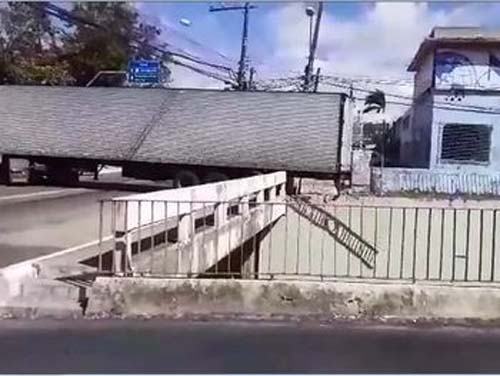 Motorista de carreta é flagrado derrubando mureta e grade de contenção de viaduto na Leste Oeste; veja vídeo