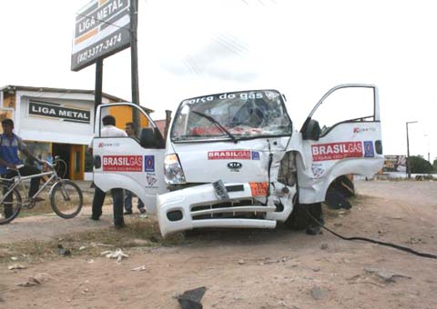 Caminhonete de empresa de gás colide com Doblô na Via Expressa