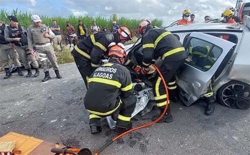 Carro capota e duas pessoas ficam presas às ferragens na Cachoeira do Meirim