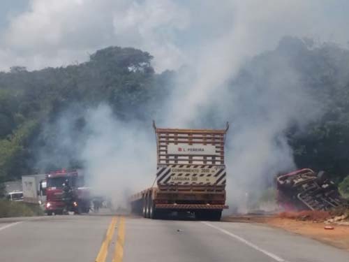 Acidente envolvendo duas carretas deixa uma pessoa ferida e fecha BR no Pilar