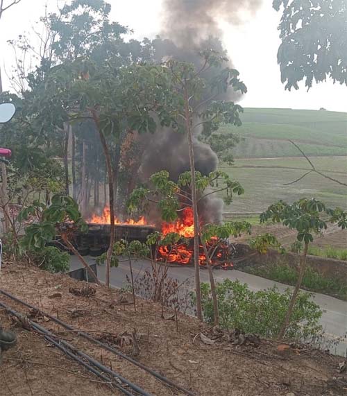 Caminhão tomba e pega fogo na Curva da Melancia, na BR-104, em São José da Laje