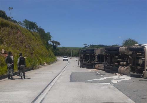 Motorista morre após tombar carreta na BR 101