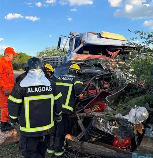 Colisão entre caminhão e caminhonete deixa três feirantes mortos no sertão de Alagoas
