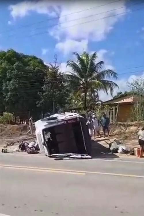 Micro-ônibus com 20 passageiros capota na BR-316 em Atalaia