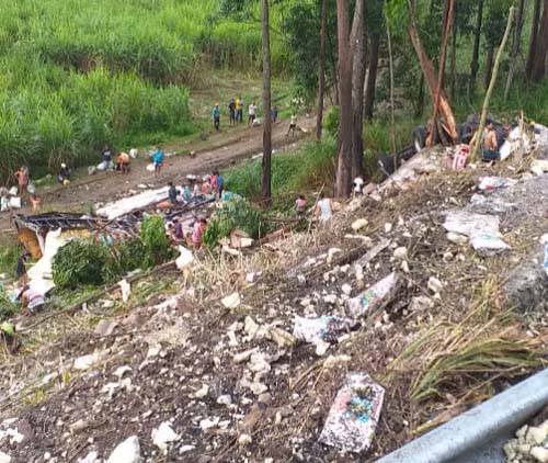 Tombamento de caminhão deixa um morto e outro gravemente ferido na BR-104