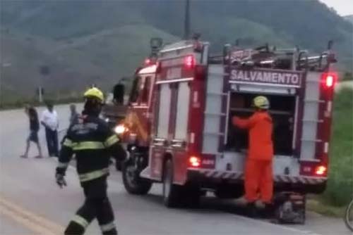 Caminhão despenca em despenhadeiro em São Miguel dos Campos, motorista sofre ferimentos