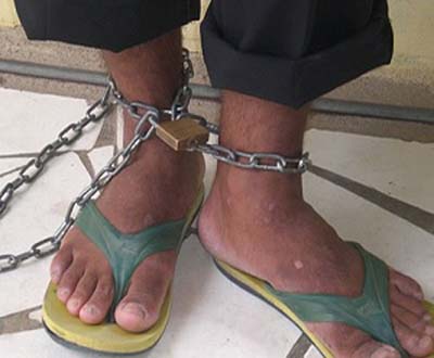 Mãe acorrenta o filho para tentar livra-lo do crack