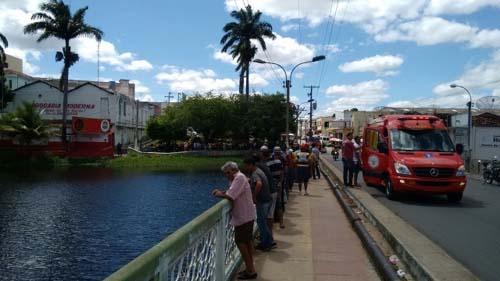 Corpo de Bombeiros resgata homem embriagado que entrou em açude para morrer afogado