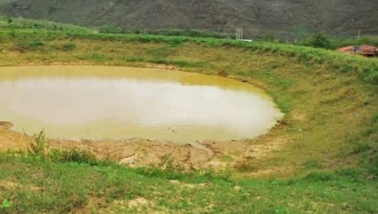 Corpo é encontrado com mãos e pés amarrados dentro de açude