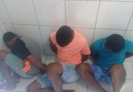 Jovens roubam veículo para 