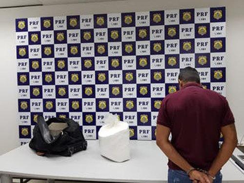 Passageiro é preso com 30kg de cocaína dentro de ônibus na BR-101